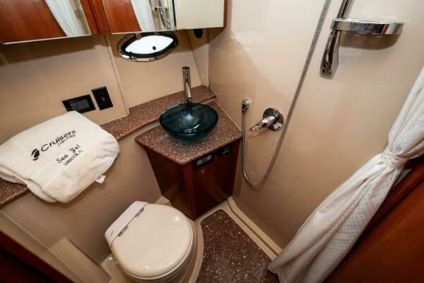 2006 Cruisers Yachts 47