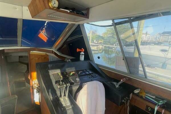 Photo of the 1987 Bayliner 3460 "Andiamo"