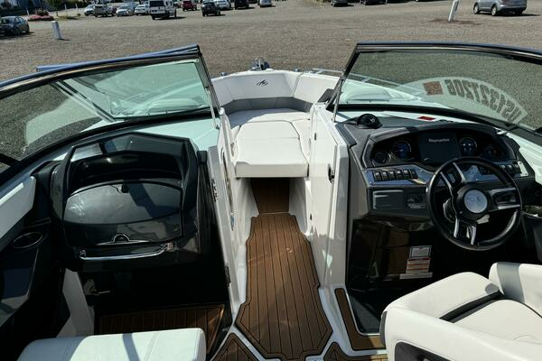 Photo of the 2017 Monterey 278 SS