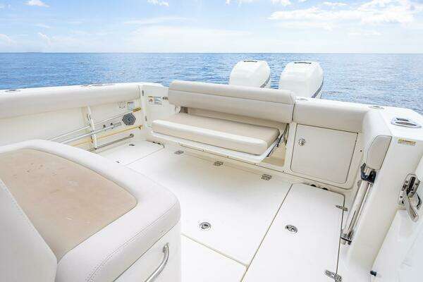 2017 Boston Whaler 33