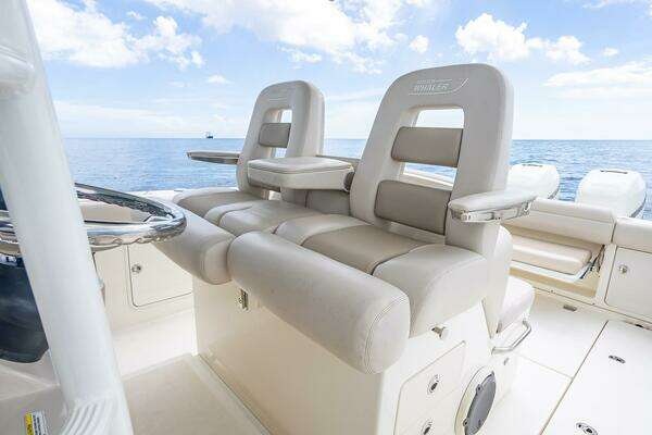 2017 Boston Whaler 33