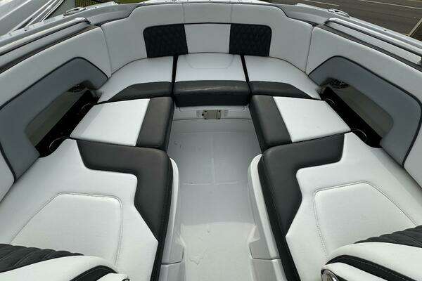 Monterey M-65 Yacht For Sale