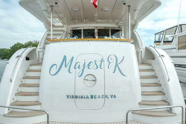 Photo of the 2007 Hatteras 80 Enclosed Bridge "MAJESTIK"