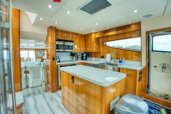 2007 Hatteras 80