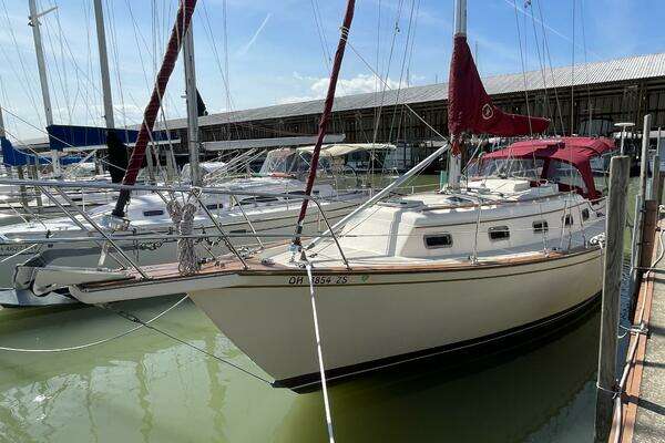 Photo of the 1992 Island Packet 