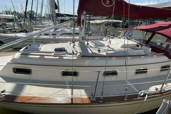 Photo of the 1992 Island Packet 