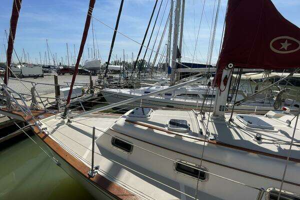 Photo of the 1992 Island Packet 