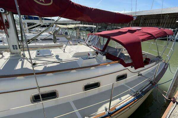 Photo of the 1992 Island Packet 