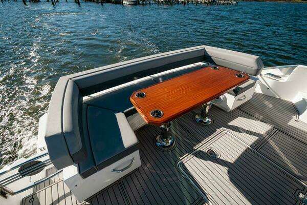 2020 Cruisers Yachts 60