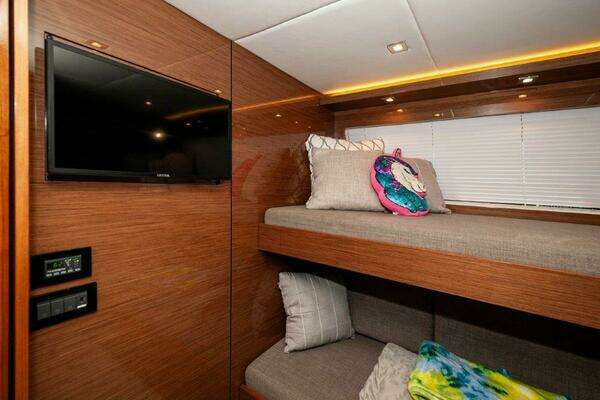 2020 Cruisers Yachts 60