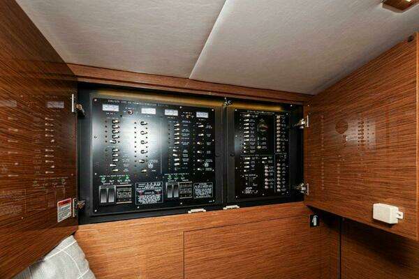 2020 Cruisers Yachts 60