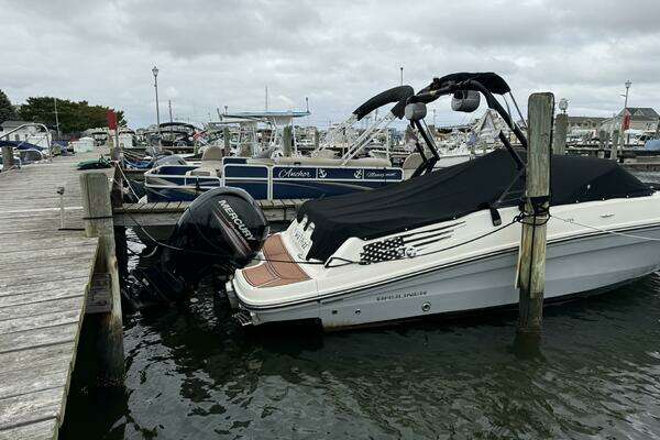 Photo of the 2018 Bayliner VR5 Bowrider OB