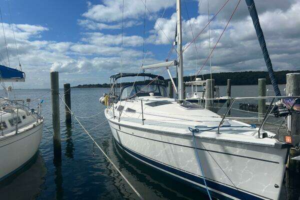 Photo of the 2004 Hunter 33-2 "Faux Castle"