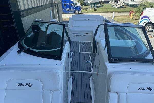 Photo of the 2014 Sea Ray 260 Sundeck