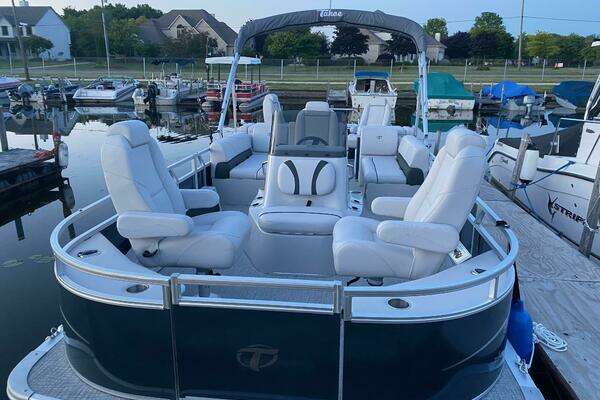 Photo of the 2022 Tahoe GT2585 Center Console Fishing Tritoon