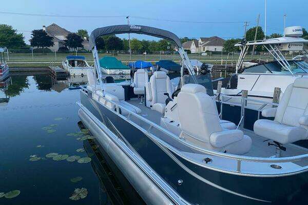 Photo of the 2022 Tahoe GT2585 Center Console Fishing Tritoon