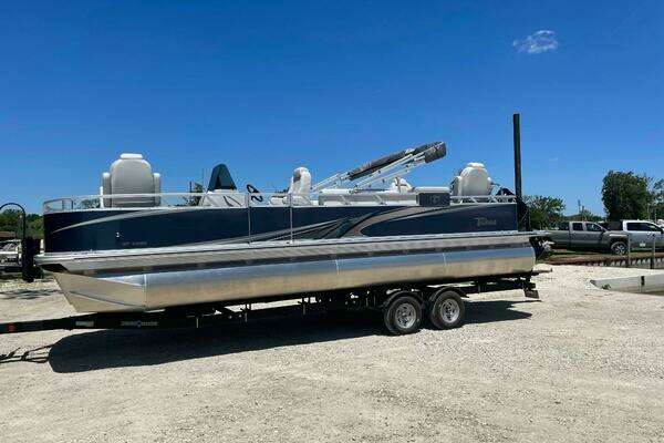 Photo of the 2022 Tahoe GT2585 Center Console Fishing Tritoon