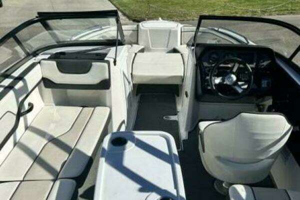 Photo of the 2019 Yamaha Boats AR210