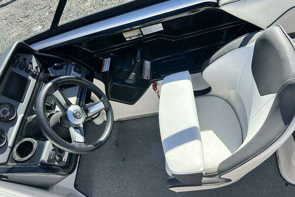 Photo of the 2019 Yamaha Boats AR210