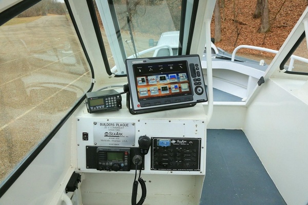 25ft SeaArk Yacht For Sale