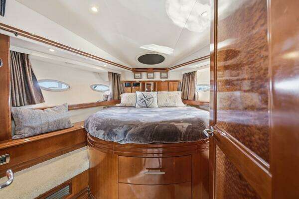 Carver Voyager Yacht For Sale