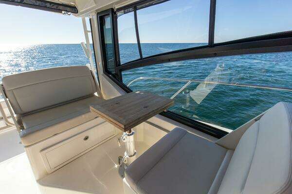 Boston Whaler 325 Conquest Yacht For Sale