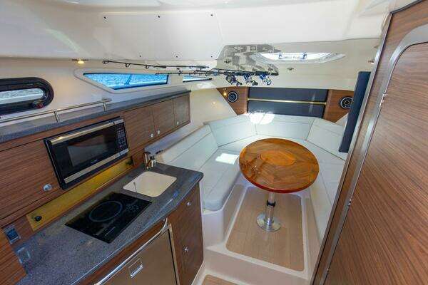 Boston Whaler 325 Conquest Yacht For Sale