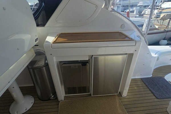 2001 TIARA 52