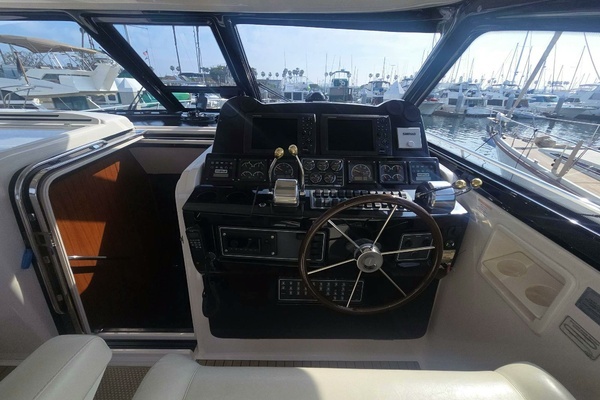 2001 TIARA 52