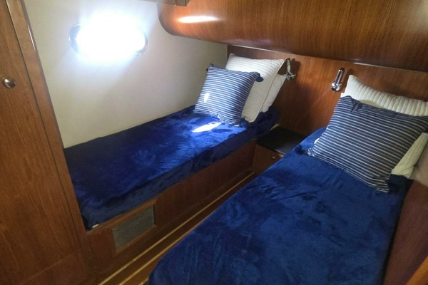 2001 TIARA 52