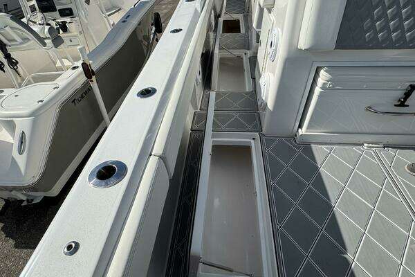 Front Runner 36 CC Yacht For Sale