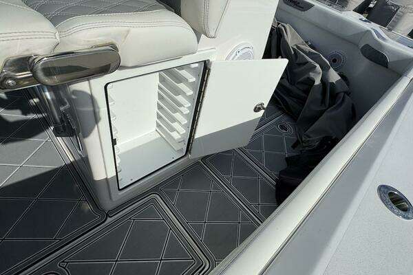 Front Runner 36 CC Yacht For Sale