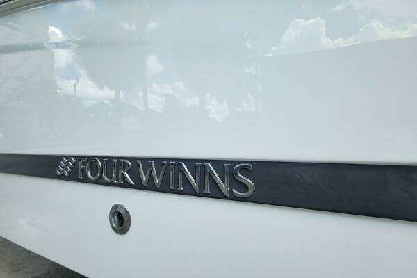 Photo of the 2022 Four Winns HD3