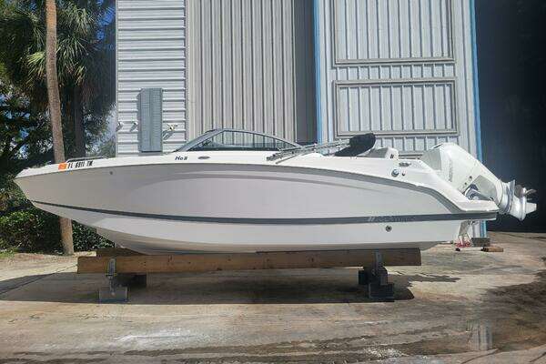 Photo of the 2022 Four Winns HD3