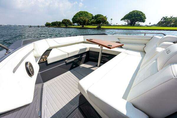 2023 Cruisers Yachts 42