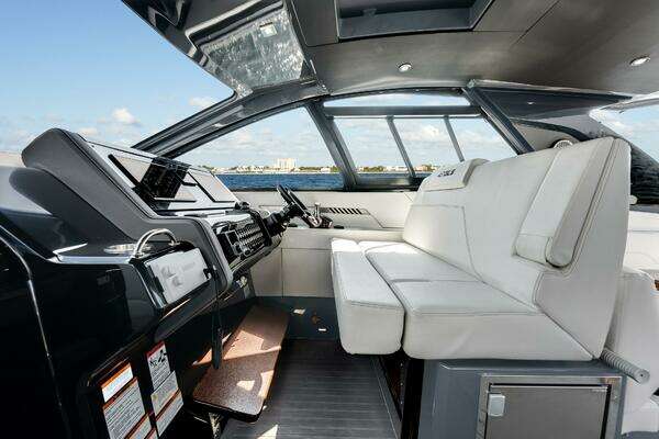 2023 Cruisers Yachts 42