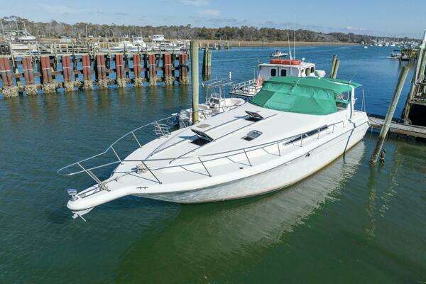Photo of the 1990 Sea Ray 420 Sundancer "Calhoun's Saloon"