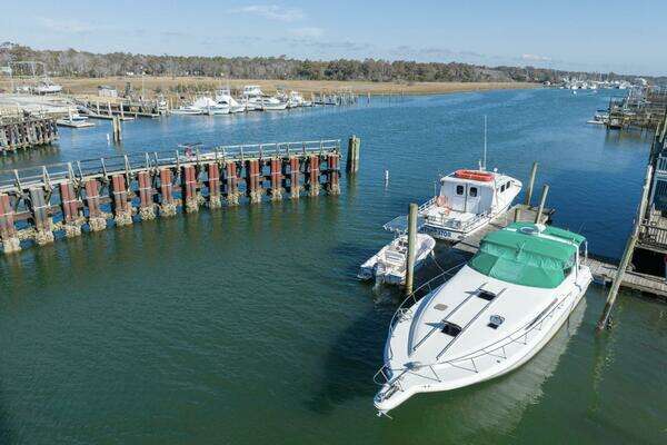 Photo of the 1990 Sea Ray 420 Sundancer "Calhoun's Saloon"