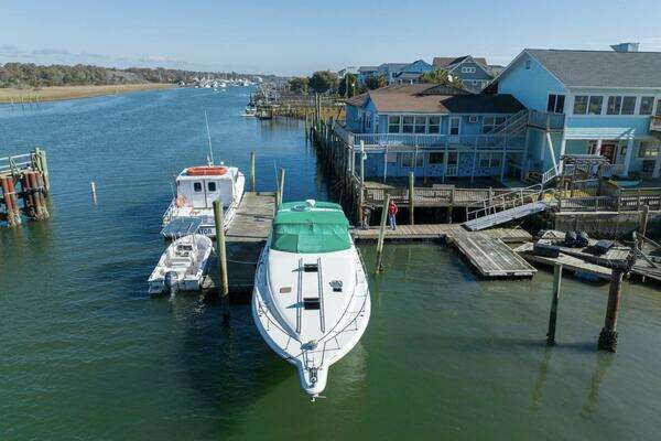 Photo of the 1990 Sea Ray 420 Sundancer "Calhoun's Saloon"