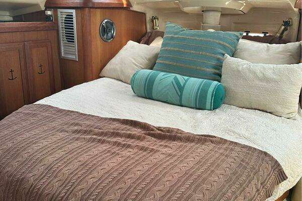 Photo of the 1991 Hunter Passage 42 "THREE DAYS"