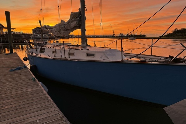 38ft Morgan Yacht For Sale