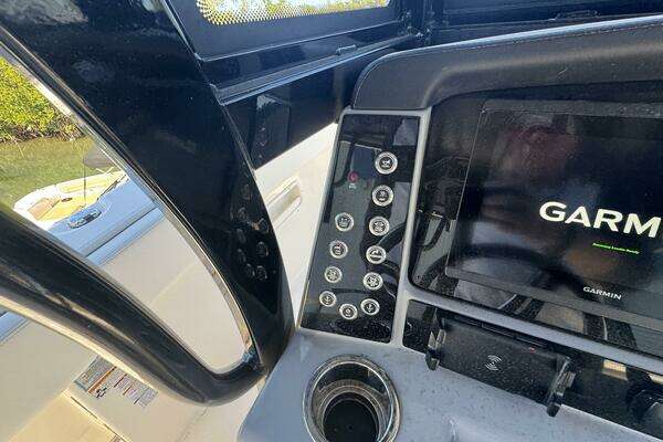2023 Robalo 27