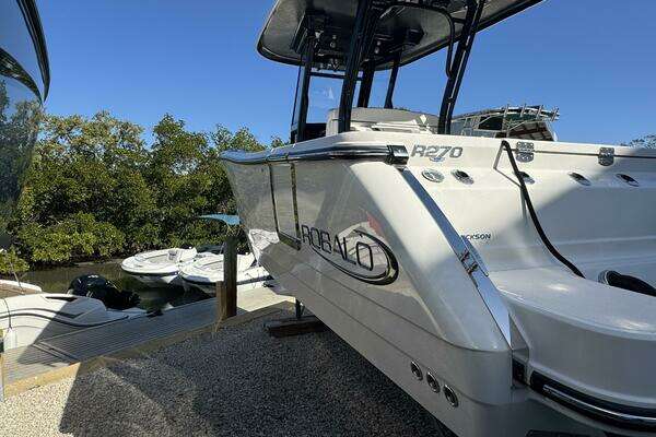 2023 Robalo 27