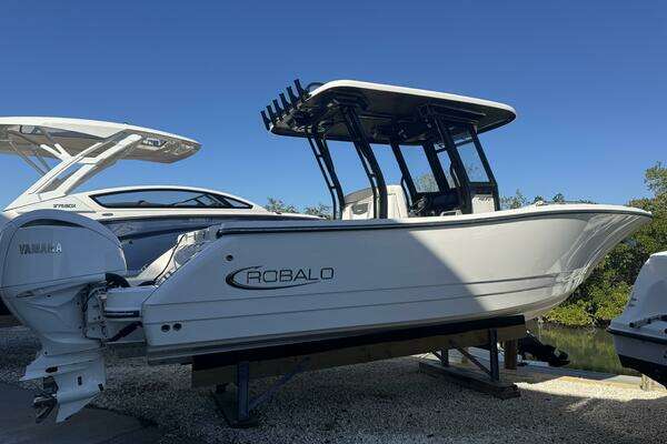 2023 Robalo 27