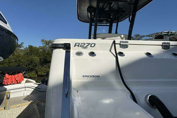 2023 Robalo 27