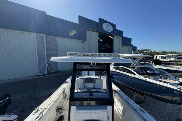 2023 Robalo 27