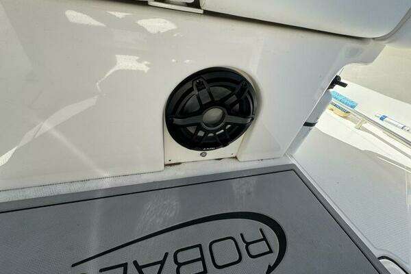 2023 Robalo 27