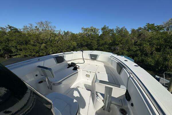 2023 Robalo 27