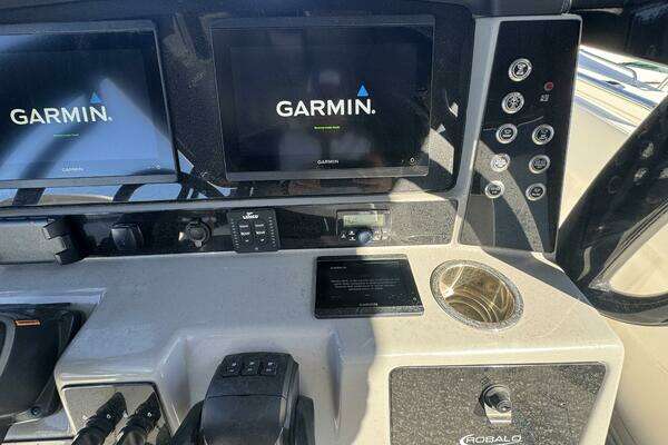 2023 Robalo 27