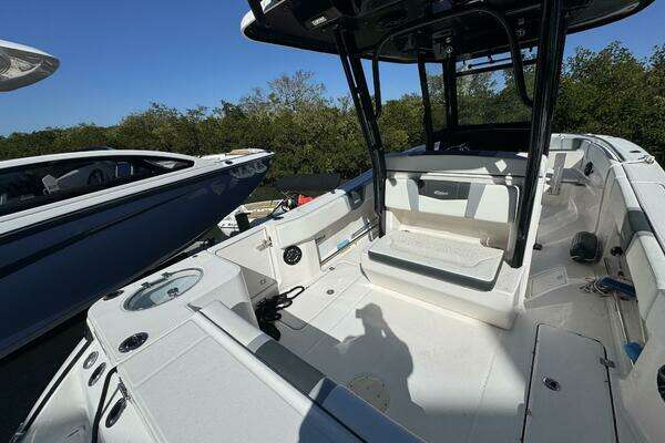 2023 Robalo 27